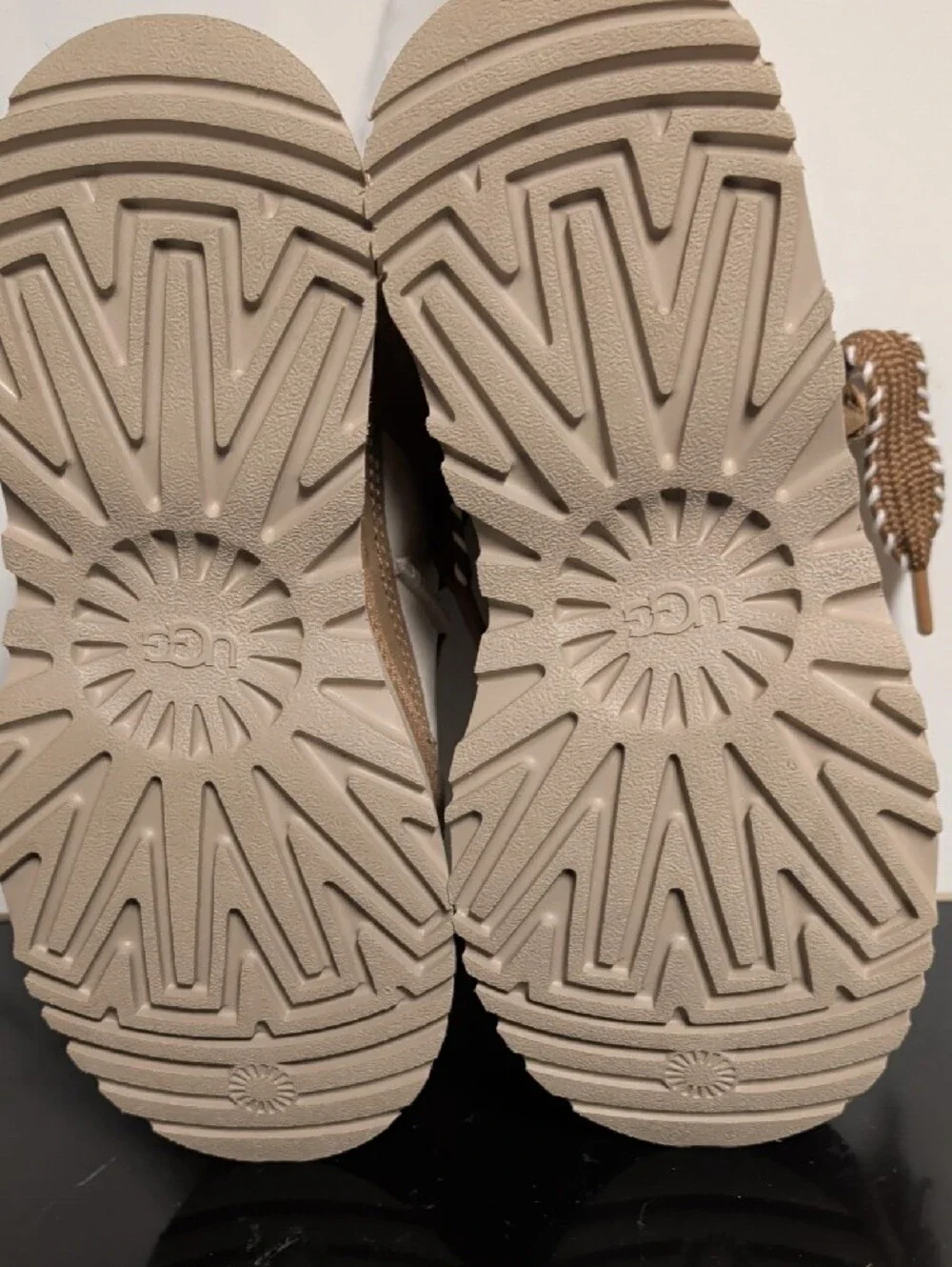 UGG Astromel Chestnut Platform Sneakers Size 8 Like New/Box MSRP $160